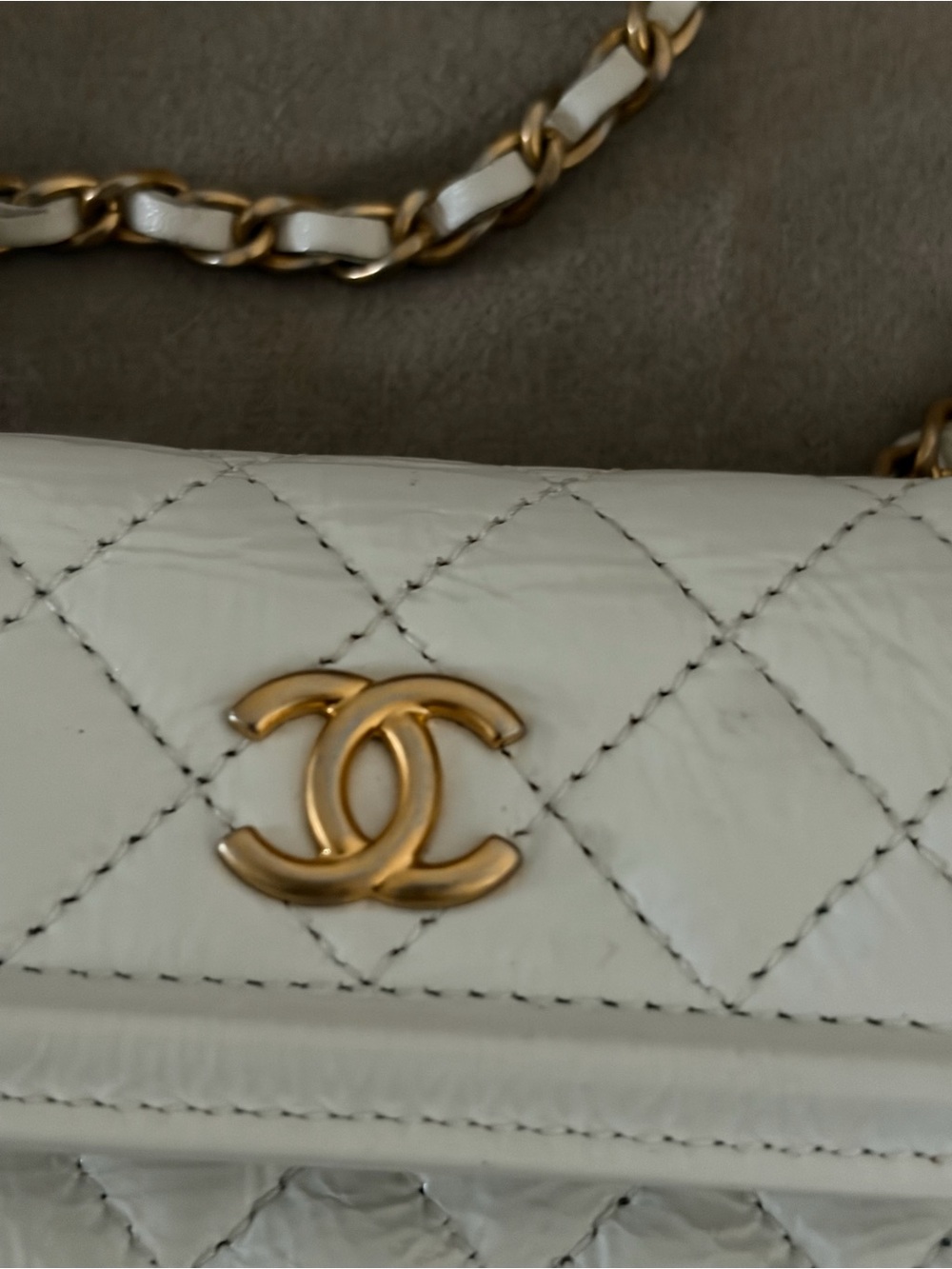 CHANEL White Quilted Mini Chain Belt Wallet with Gold CC Hardware - Picture 2 of 16